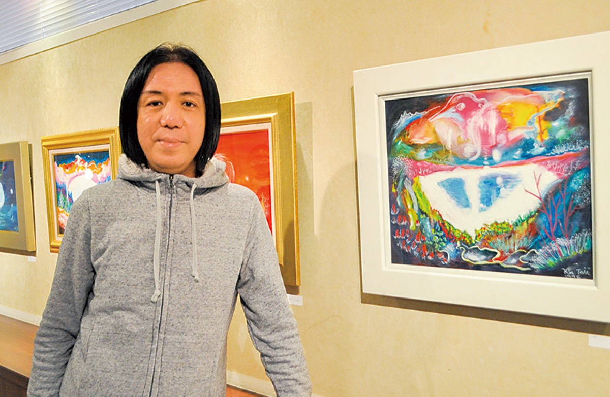 自身の作品の前に立つ金さん