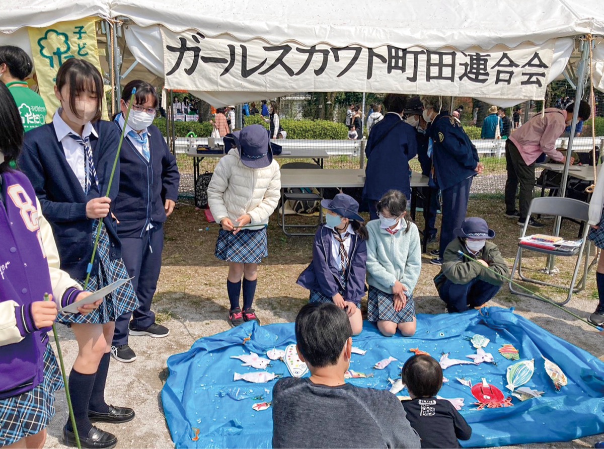 ゲームコーナーを手伝うスカウト