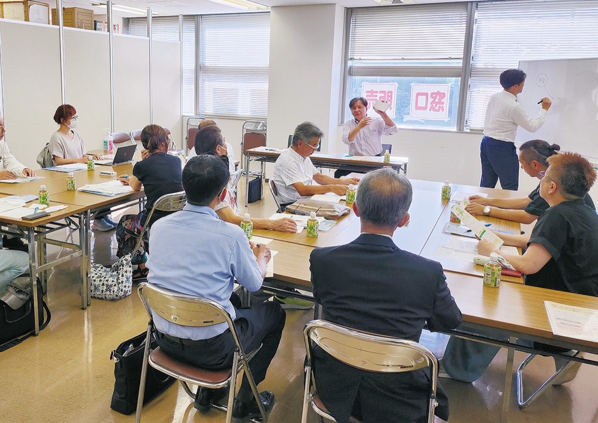 税務署職員招いて研修