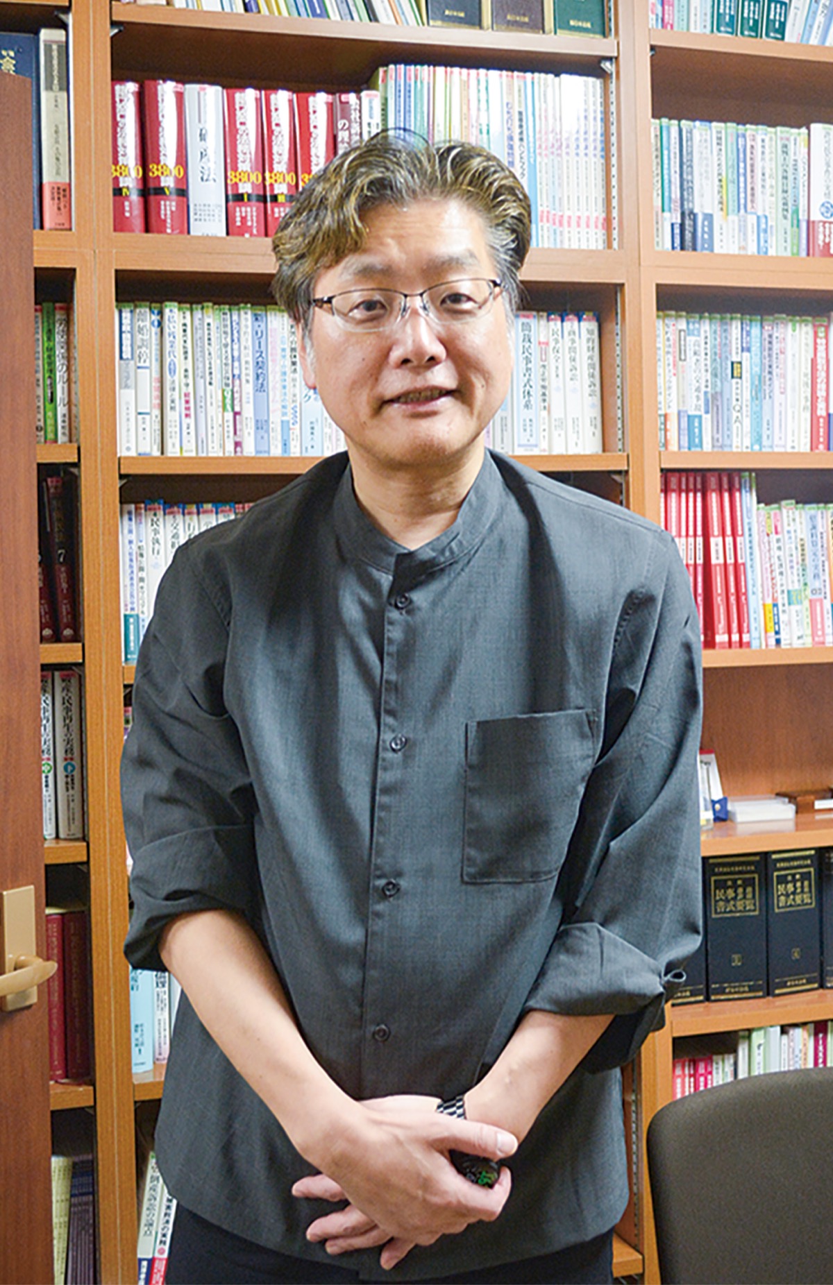 自身の法律事務所で取材に応じた衣刀さん