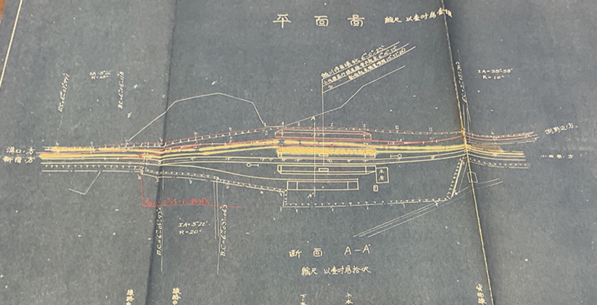 鶴川駅設計図。黄色い線が同計画路線。小田急の南側に入る計画だった。