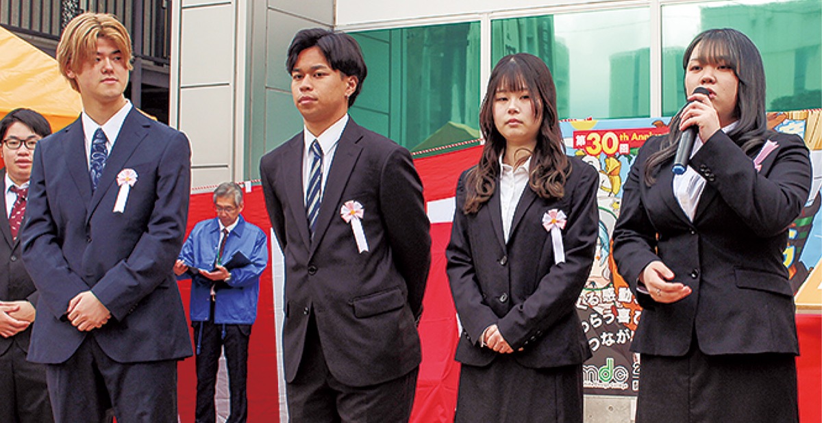 イベント運営にあたった学生ら