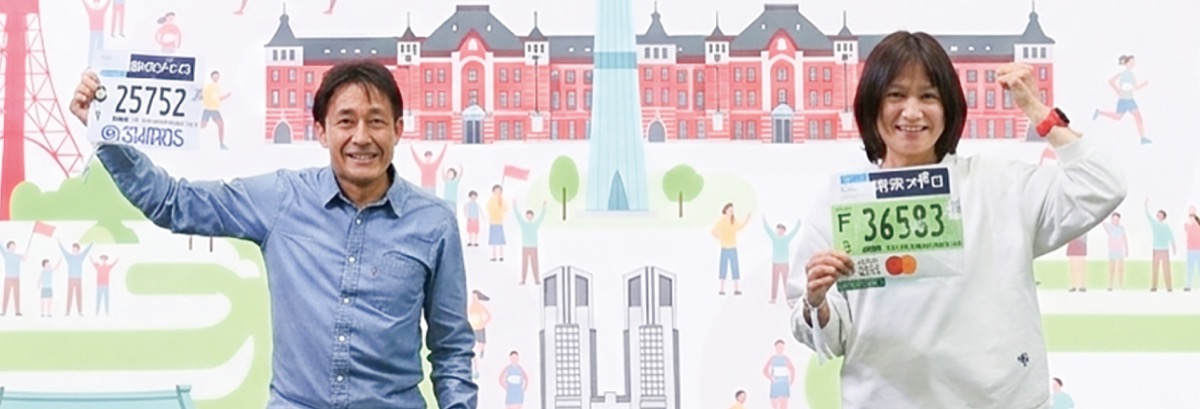 傑選手と同じレースに出場した猛さん（左）と母親の直恵さん＝猛さん提供写真＝