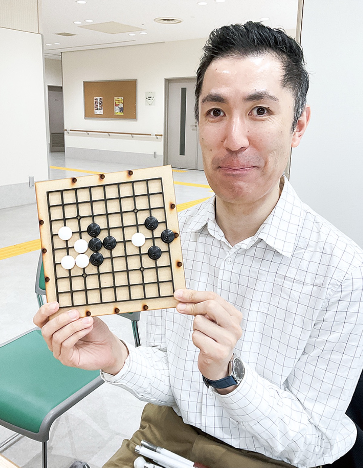 アイゴを手にする柿島さん