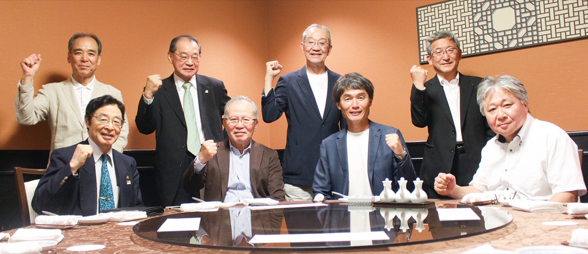 坪田監督(前方・右から2人目)を囲む町田法友会のメンバーら