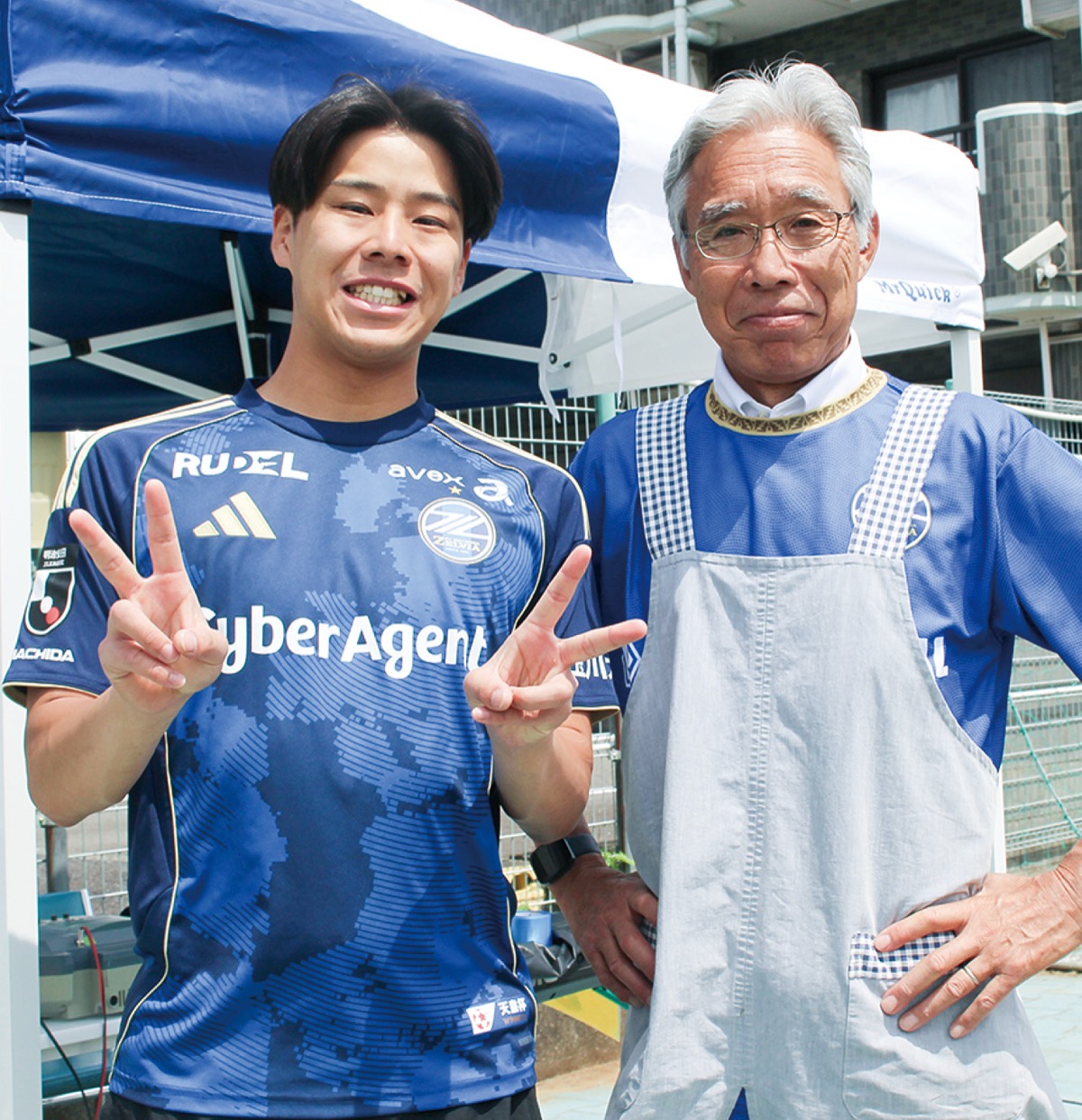 卒園生の来訪を喜ぶ嶋崎園長(右)と体操の指導にあたった敦賀さん