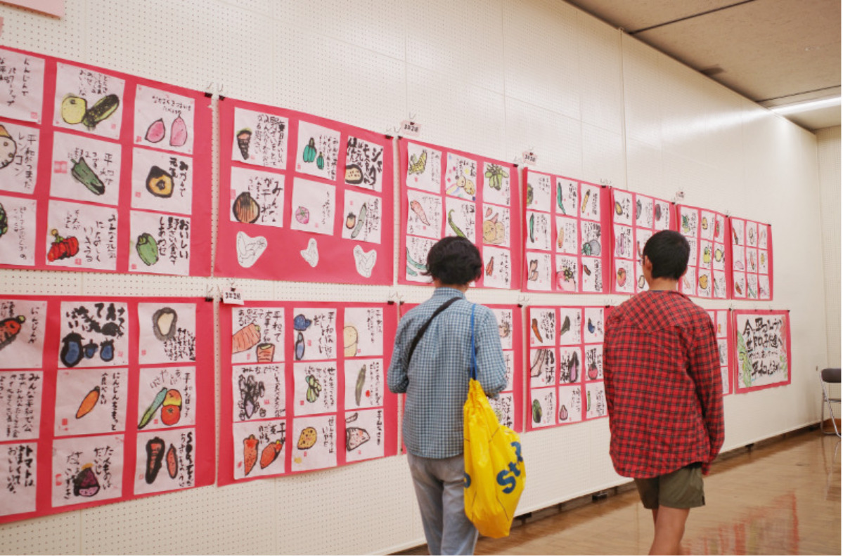「市内小中学校絵手紙作品展」の昨年の様子(同センター提供)