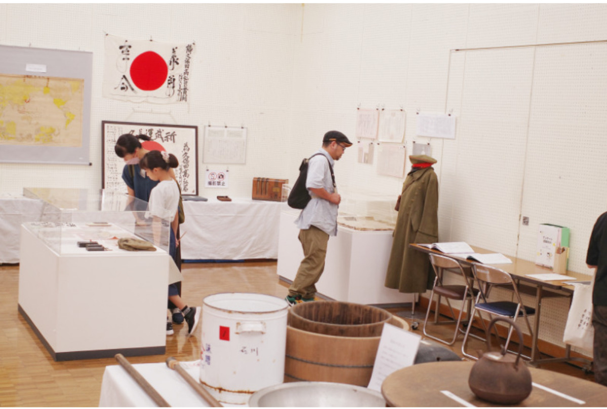 「戦時資料展」の昨年の様子(同センター提供)