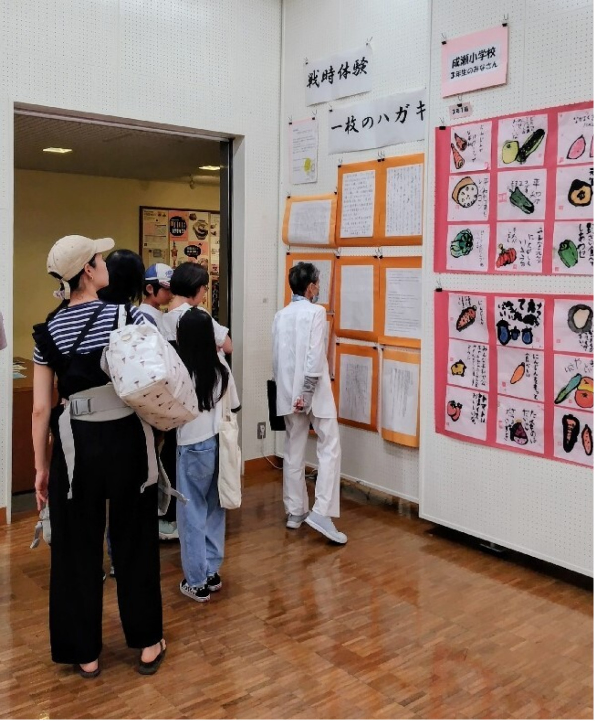 「戦時体験一枚のハガキ展」の昨年の様子(同センター提供)