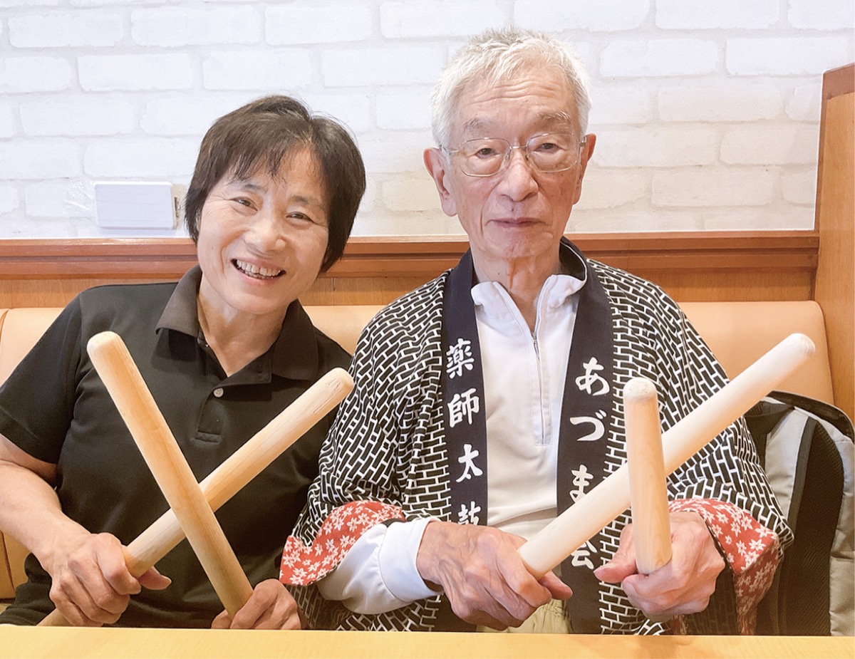 金井会長(右)と妻の千代恵さん