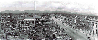 八王子空襲後の市街地写真。1945年10月、斉藤五郎氏が八日町で撮影。中央の道路は甲州街道。八王子市郷土資料館蔵