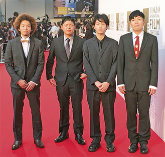 10月に行われた「東京国際映画祭」のレッドカーペットを歩く杉本さん（右から２人目）と撮影に協力した友人ら（ＰＦＦ事務局提供）