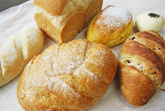 ほのかな香り、豊かな小麦の旨みを楽しめる「サラ」のパン。手前が代表商品「白神」