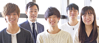 左から、鈴木さんと加藤先生。２年生の柴田隼杜さん、新城一生さん、北澤さやかさん
