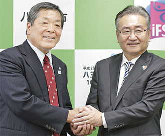 石森市長（右）と日本山岳協会の尾形好雄副会長