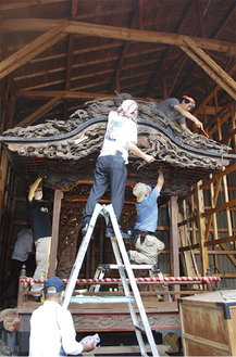 7月23日、多賀神社で山車の清掃が行われた。町会会員15人ほどが集まり汗を流した