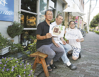 花が溢れる歩道沿いのベンチに腰を下ろすプロジェクトのメンバー。左が中塚さん
