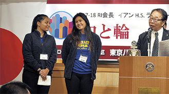 例会で檀上にあがった留学生のナナさん（左）とエリカさん（中央）