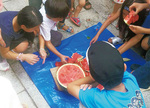 スイカ割りの「成果物」に手を伸ばす子どもたち