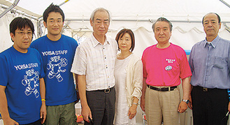 一昨年は被災した釜石市に川味さん（左から３人目）が直接寄付に訪れた