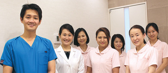 クリニックメンバー。左が岸田理事長。運営している皮膚科クリニックで患者からの要望を受け、今回の開院に到ったのだという