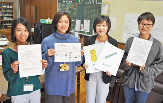 左からボランティアの木鋤真由美さん、島田さん、校長の藤塚さん、ボランティアで学校コーディネーターの八木正美さん。英訳された学校便りなどを持つ