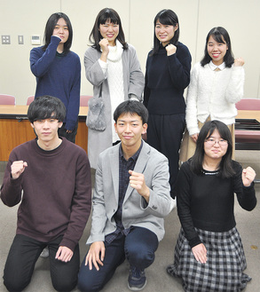 成人式実行委員会のメンバー。前列中央が実行委員長の前田さん