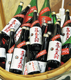 高尾の天狗の生産は2014年、「日本酒で八王子を盛り上げよう」と酒卸業者らが主体となり「はちおうじプロジェクト」としてスタートした。米作りから酒ができるまで一連の工程を市民が参加できる企画でもある