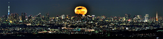 写真展で見ることができる、樋口徹さんによる「高尾山かすみ台から夜景と月」
