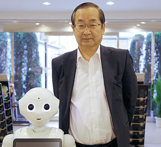 小田施設長と、同苑のフロントにいる案内ロボット