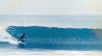 サーフィン中の清水さん。茨城県鹿島にて。1998年＝提供写真