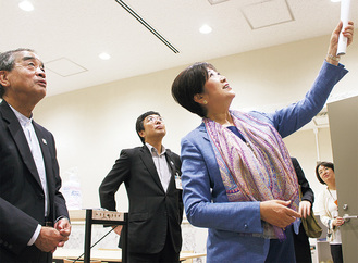 上野淳・首都大学長（左）の解説を受ける都知事（右から２人目）