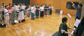 いちょうホール練習室で行われている八王子イタリアオペラ合唱団の練習風景。右の青いシャツが苫米地さん