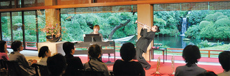 演奏をするトランペットの田尻大喜さんとピアノの菅野大地さん