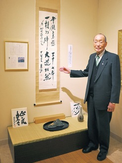 現在美術館に展示されている中曽根元首相の書を紹介する村内館長