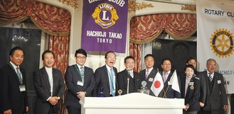 合同例会の最後に壇上へあがった両クラブの執行部メンバーら。左４人目から平塚さん、神山さん、完山さん