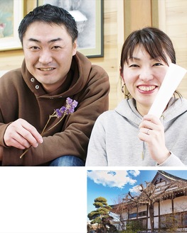 堀川住職（左）と使い古した蝋燭を手にする妻の江里子さん。催しの販促物はデザイナーの江里子さんが担当している（右は善照寺）