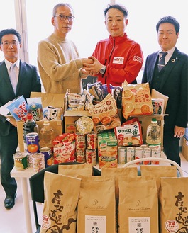 食料を提供した際の様子。右から２人目が村田さん。３人目が國本さん