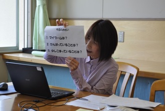 パソコンのカメラに向かい児童へ質問を伝える吉田睦子教諭