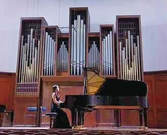 坂本さんが2019年にモスクワ音楽院の卒業試験でピアノを演奏した様子＝本人提供