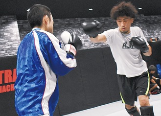 明神町で総合格闘技クラスを持つジムの練習風景。総合格闘技フライ級の萩原幸太郎さんと（左）とライト級・八王子出身の高橋”Bancho”良明さん