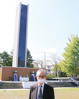 富田会長。慰霊塔の前で