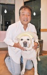 愛犬を抱える藤田さん。永井動物病院にて