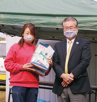 立毛審査（10期生）で金賞を受賞した光永由紀子さん（左）と石森孝志市長