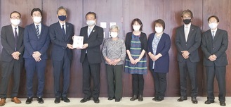 目録を受け取る石森孝志市長（左から４人目）＝提供写真