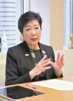 東京都庁でインタビューに応じる小池都知事