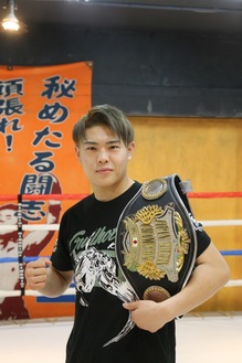 チャンピオンベルトを持つ佐々木選手