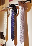 展示された大賞のネクタイ。地元織物業者が生産した