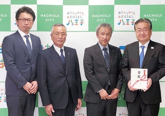 石森市長（右）に目録を手渡した同クラブの菅原さん（左）、内田さん（左から２番目）、加藤会長