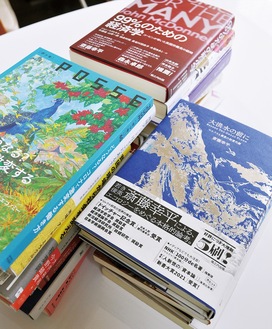堀之内出版による刊行物。手前左がポッセ最新号、手前右が斎藤幸平さんの「大洪水の前に」